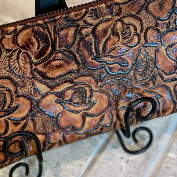 Cowhide brown Wristlet in embossed rose design, detachable strap, zippered - Picture 9 of 11